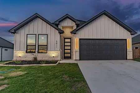 New construction Single-Family house 5811 Stonegate Cir, Granbury, TX 76048 - image