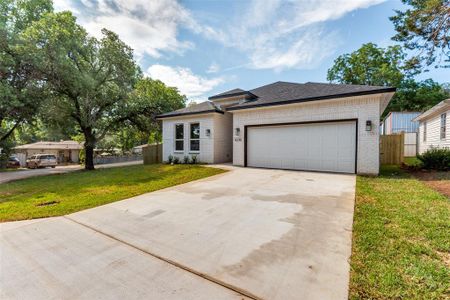 View of front facade with a garage and a front yard