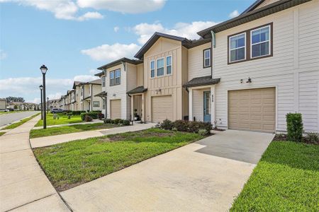 New construction Townhouse house 658 Longboat Dr, Davenport, FL 33896 - image