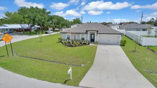 New construction Single-Family house 920 Sw Castaneda Ln, Port Saint Lucie, FL 34953 - image