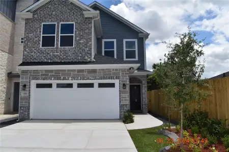 New construction Single-Family house 4804 Wilmington, Houston, TX 77033 - image