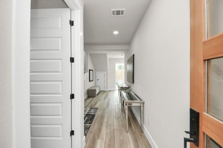 New construction Single-Family house 2016 Blodgett St, Houston, TX 77004 - image 7