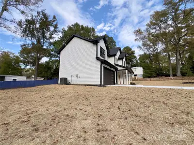 New construction Single-Family house 7302 Lanterntree Ln, Charlotte, NC 28215 - image