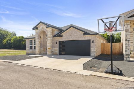 New construction Single-Family house 109 Sutton Pl, Uvalde, TX 78801 - image