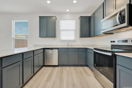 New construction Single-Family house 10446 Canard Crst, Converse, TX 78109 - image 4