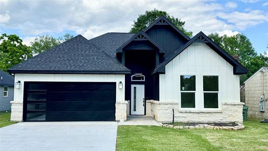 New construction Single-Family house 1107 N Main St, Dayton, TX 77535 null- photo 0