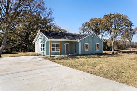 View of front of property featuring a front yard