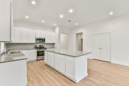 New construction Single-Family house 3914 Sugardale St, Baytown, TX 77521 - image 8