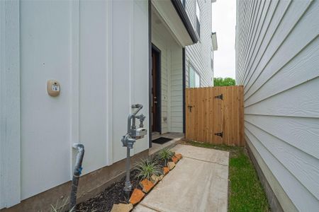 New construction Single-Family house 8917 Grovner Pl, Houston, TX 77055 - image 4