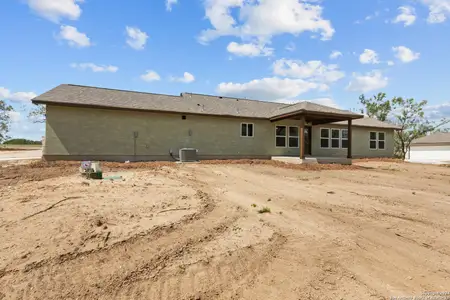 New construction Single-Family house 117 Sylas Hayes Lp, Pleasanton, TX 78064 - image