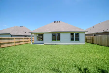 New construction Single-Family house 1402 Lake Ridge Dr, Brenham, TX 77833 - image 2