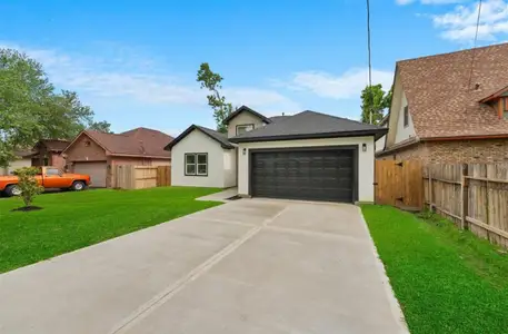 New construction Single-Family house 8233 Sterlingshire St, Houston, TX 77078 - image