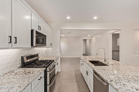 New construction Single-Family house 17421 Las Palmaritas Dr, Waddell, AZ 85355 plan Granite Vista Avanti - Plan 1576 - image 10