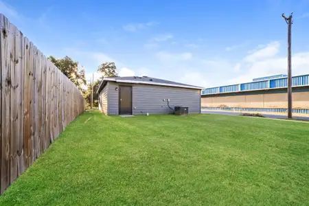 New construction Single-Family house 700 E Pecan Ave, Waco, TX 76704 - image