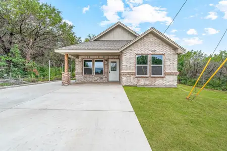 New construction Single-Family house 915 Comanche Cove Dr, Granbury, TX 76048 - image