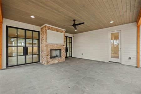 400 SF Covered Patio, Fireplace