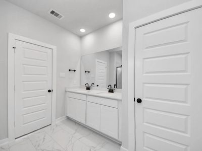 New construction Single-Family house 71 Leon Wy, Dayton, TX 77535 plan The Everett C, 3-Car Garage - image 15
