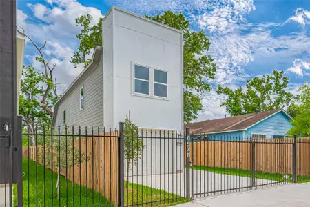 New construction Single-Family house 7307 W Knoll St, Houston, TX 77028 - image