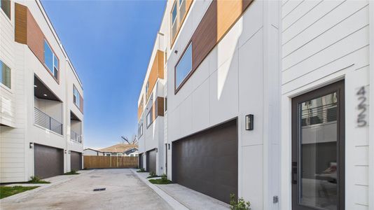 New construction Single-Family house 2413 Harrington St, Houston, TX 77026 - image