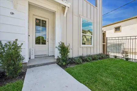 New construction Single-Family house 310 Fowler St, Houston, TX 77007 - image 3