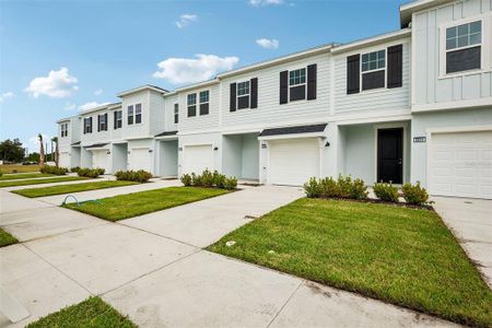 New construction Townhouse house 6848 Holcombe Down Dr, Zephyrhills, FL 33541 - image