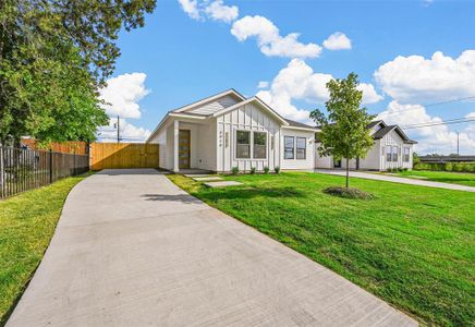 View of front of house featuring a front lawn