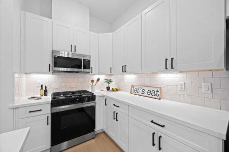 New construction Single-Family house 320 Neyland St, Houston, TX 77022 - image 18