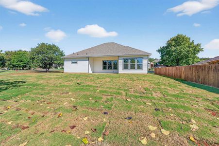 New construction Single-Family house 119 Cayuga Trl, Lake Kiowa, TX 76240 - image