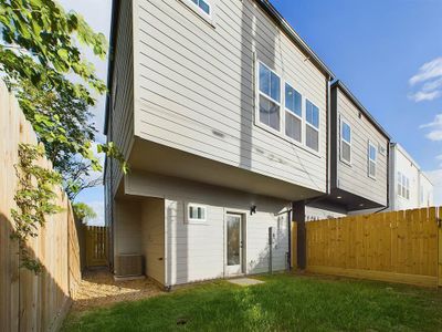 New construction Single-Family house 3006 Jensen Springs Lane, Houston, TX 77026 - photo 25 25