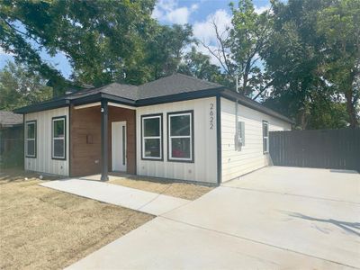 View of front of property featuring a front yard