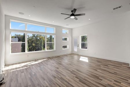 Large,light-filled Living Room!