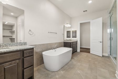 New construction Single-Family house 649 Legend Park, Castroville, TX 78009 plan 3245 - image 8