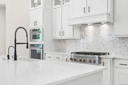 New construction Single-Family house 671 Legend Park, Castroville, TX 78009 plan 2674 - image 6