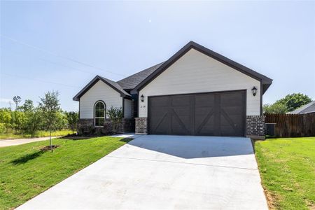 New construction Single-Family house 214 Clover Circle, Weatherford, TX 76086 - photo 0