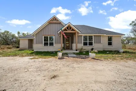 New construction Single-Family house 558 County Rd 7713, Devine, TX 78016 - image