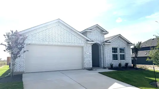 New construction Single-Family house 709 Red Wolf Dr, Jarrell, TX 76537 plan Paramount - image 2