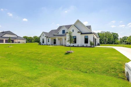 Modern farmhouse with a front yard