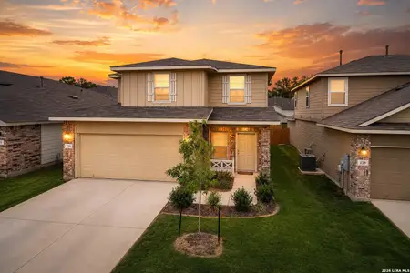 New construction Single-Family house 125 Legendary Trl, Floresville, TX 78114 - image