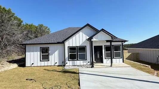 New construction Single-Family house 2615 Creekview Dr, Granbury, TX 76048 - image