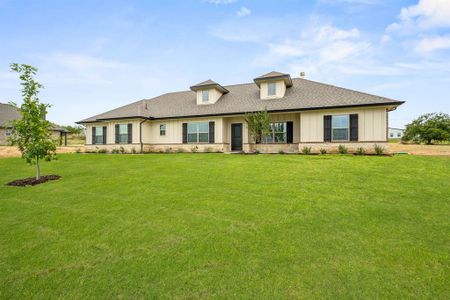 View of front of house featuring a front yard