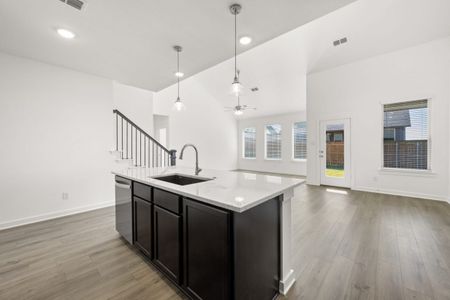 New construction Single-Family house Sealy, TX 77474 plan Ironwood II Hunters Crossing 60s - image 6