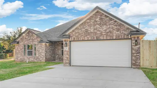 New construction Single-Family house 52 Leeder Ct, Lake Jackson, TX 77566 - image