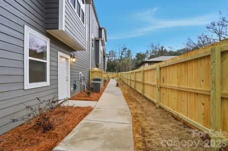 New construction Townhouse house 8927 Sharonbrook Dr, Charlotte, NC 28210 - image
