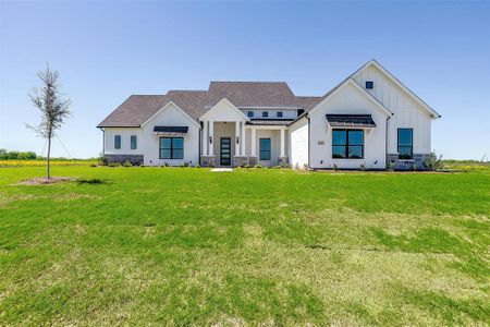 Modern farmhouse with a front yard