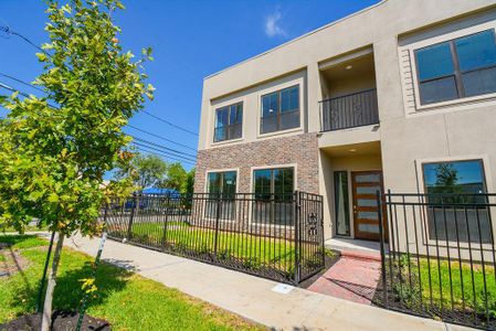 New construction Townhouse house 149 S 66 Street, Houston, TX 77011 - photo 0