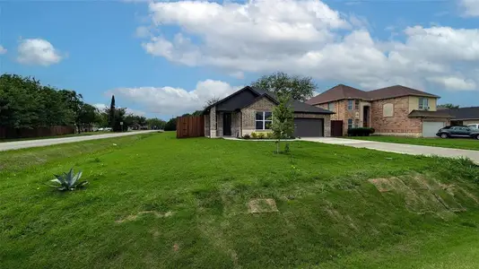 New construction Single-Family house 1625 Ave D, Grand Prairie, TX 75051 - image