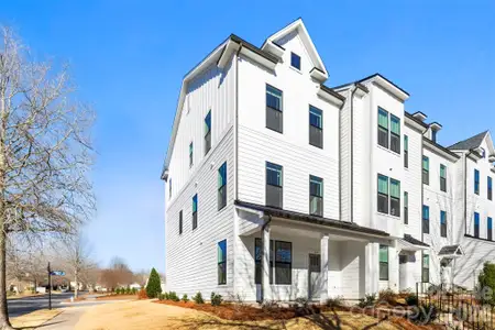 New construction Townhouse house 604 District Ct, Fort Mill, SC 29708 - image 3