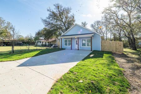 View of front of home featuring a porch and a front yard