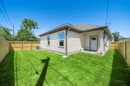 New construction Single-Family house 7714 N Howton St, Houston, TX 77028 - image