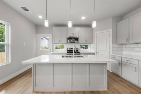 New construction Single-Family house 1222 E 33Rd St, Houston, TX 77022 - image 8